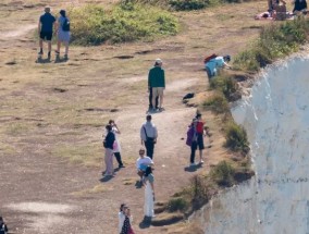 游客们冒着生命危险在英国风景区530英尺高的“非常脆弱”的悬崖边自拍