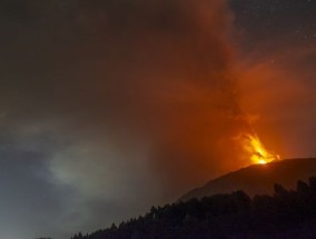 火山爆发导致欧洲主要机场关闭，给度假者带来新的打击